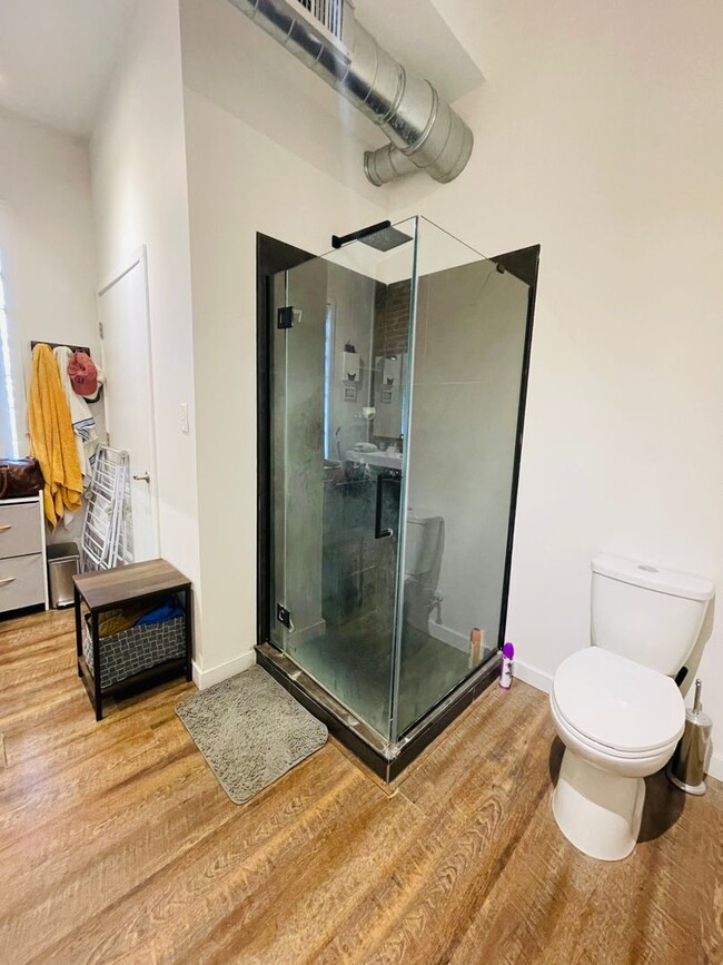 Building Photo - Spacious Master Bedroom and En-Suite in La...