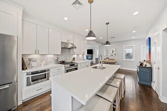 Building Photo - 230 Bowen St