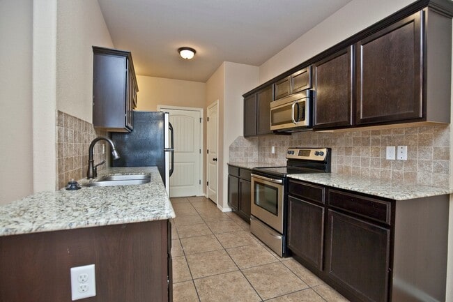 Building Photo - ***901 Oakwood Lane***