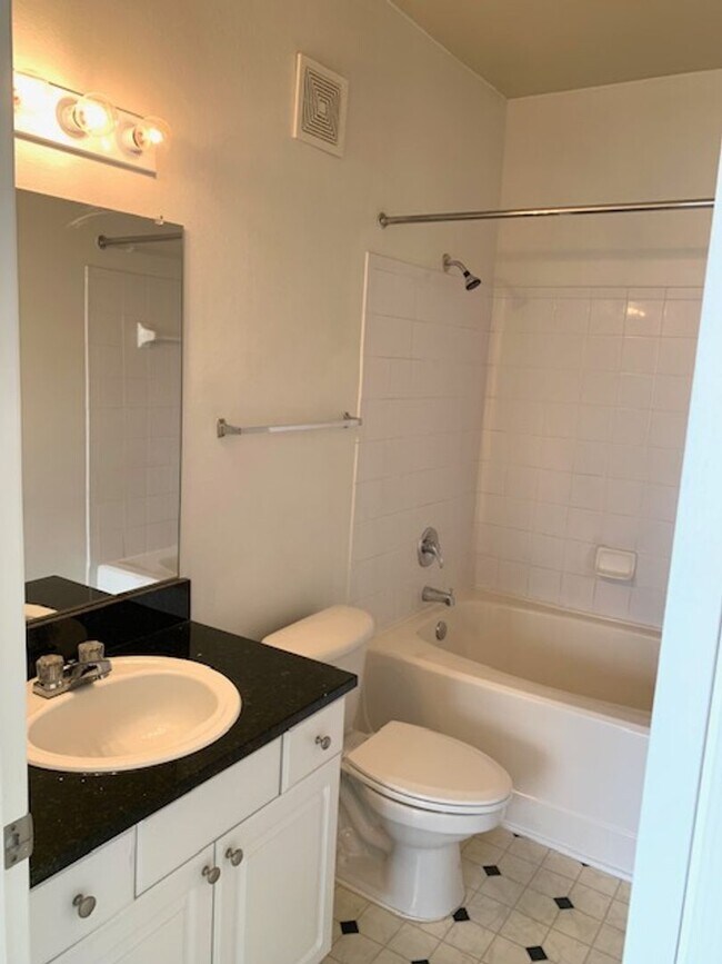 Building Photo - Condo for rent - 3rd floor in gated community