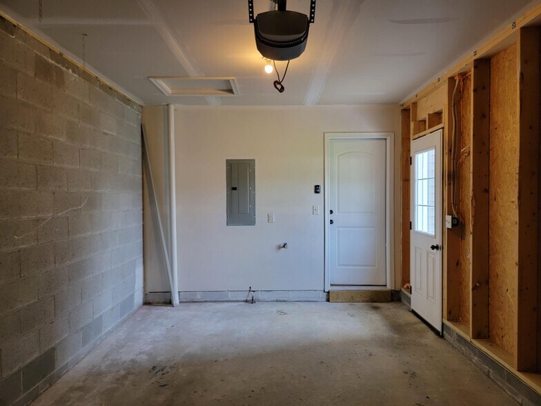 Building Photo - 726 Farmwood Ln