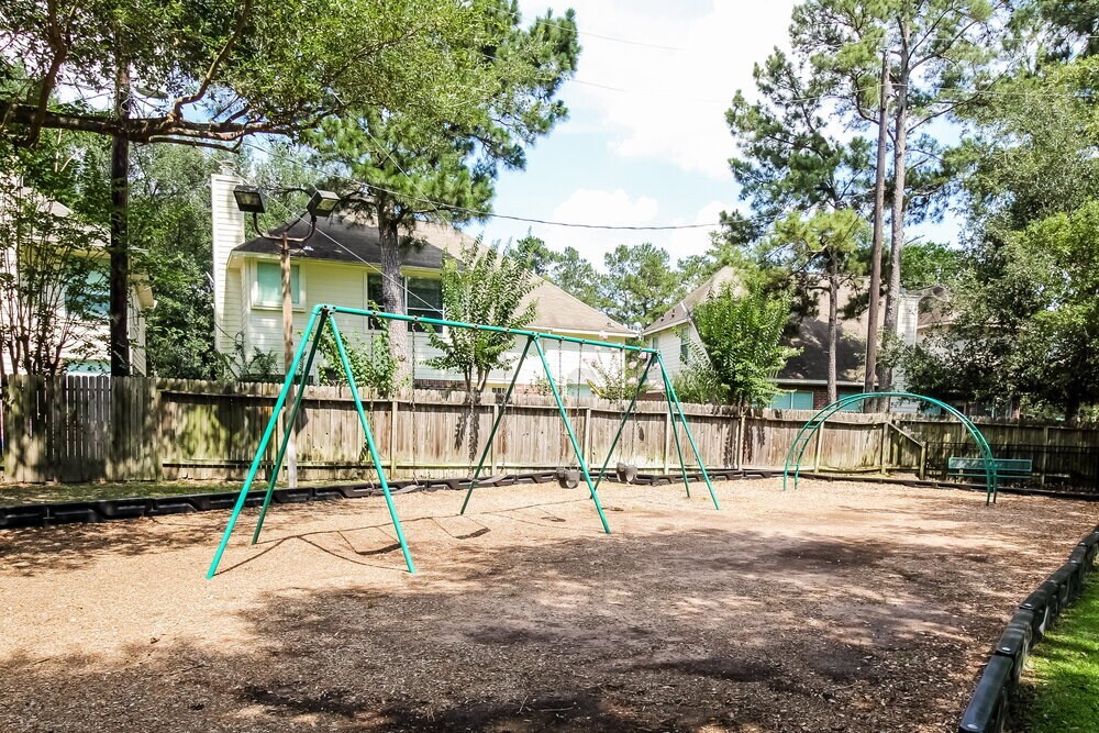 Building Photo - 16206 Hollow Rock Dr