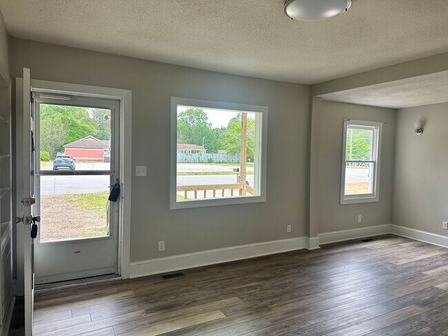 Building Photo - 810 W Country Club Dr