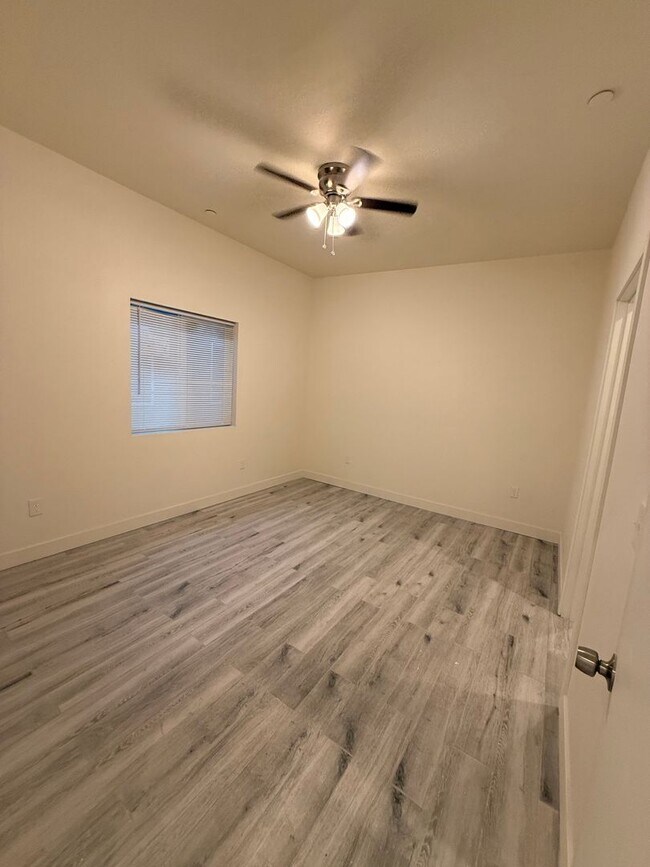 Building Photo - 1019 S Osage Ave