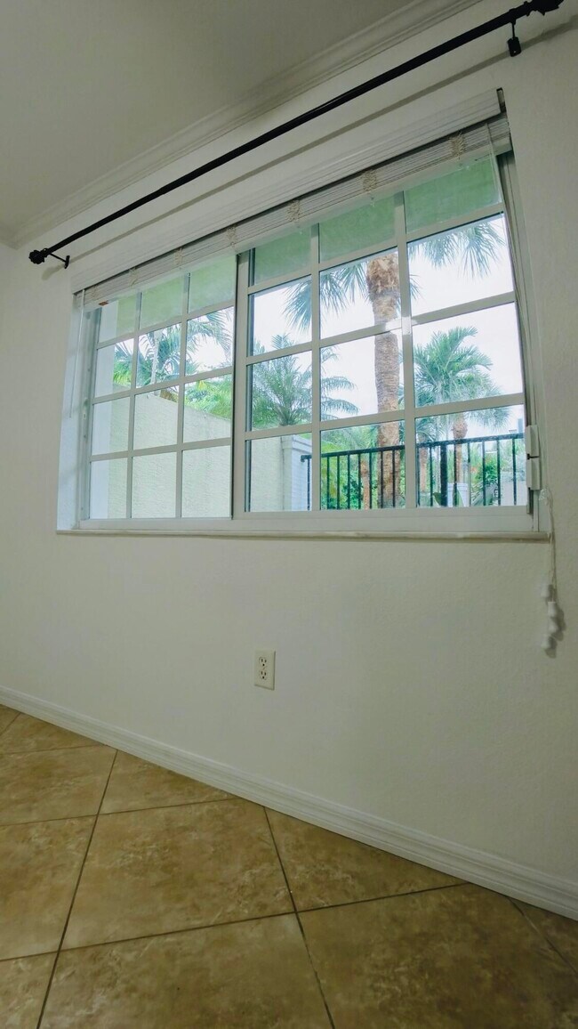 Building Photo - 1000 Palm Trail