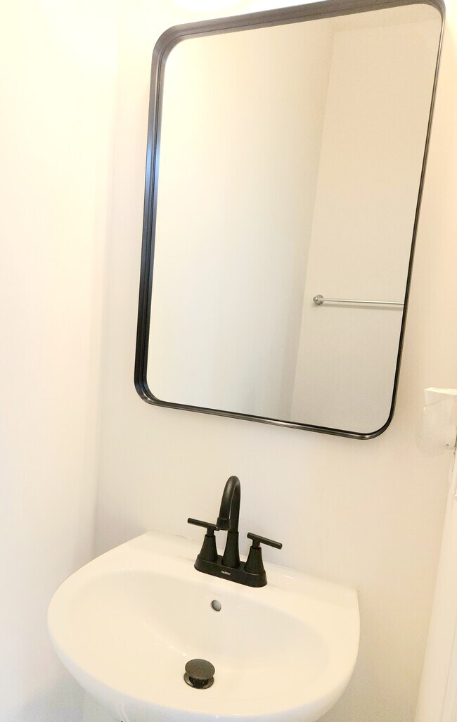 Half bathroom - 2588 Grantham Place Dr