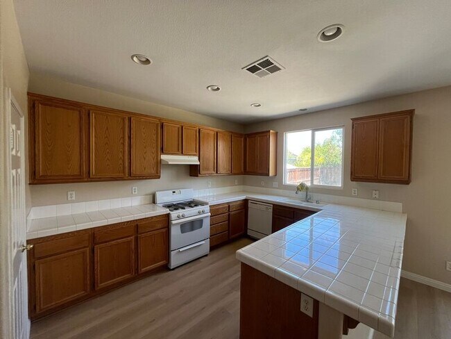 Building Photo - 31656 Rosales Ave