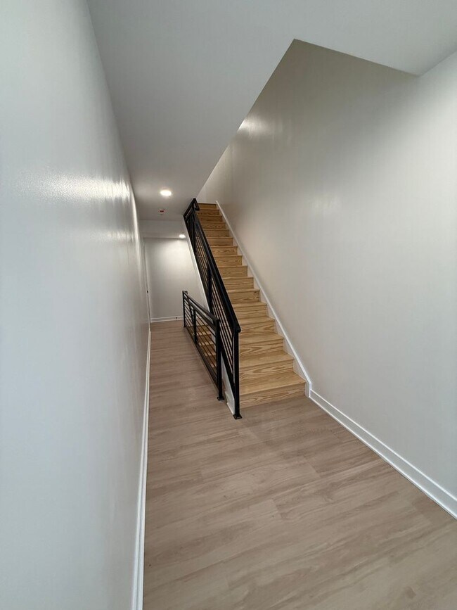 Building Photo - Fully Renovated 1-BR Apartment - Available...
