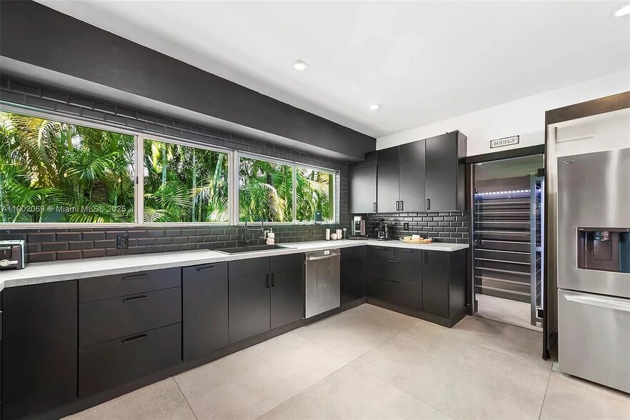 Building Photo - 970 S Shore Dr