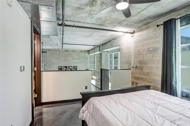Building Photo - "Chic Urban Living: Spacious 2-Bed, 2-Bath...