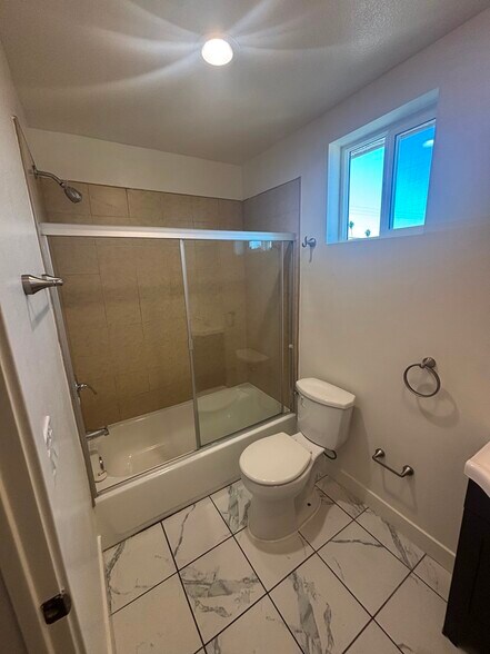 Building Photo - 630 1/2 W 79th St