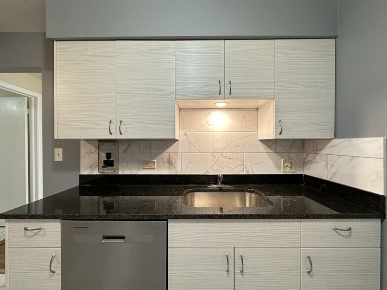 Building Photo - 620 Lincoln Ave