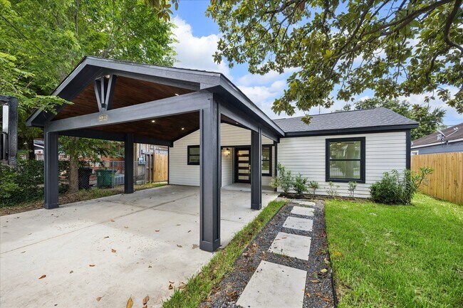 Building Photo - 1630 1/2-1632 Tabor St