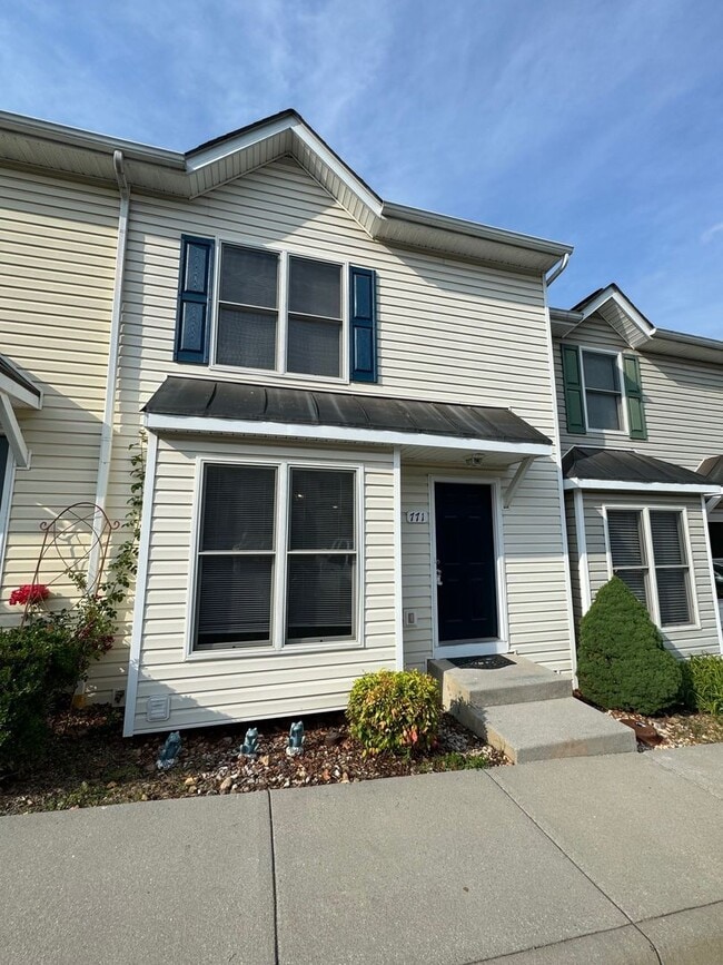 Primary Photo - Spacious Home With 2 Suites & Walk-Out Bas...