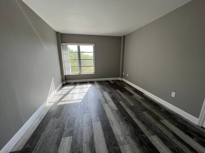 Building Photo - 4158 Inverrary Dr