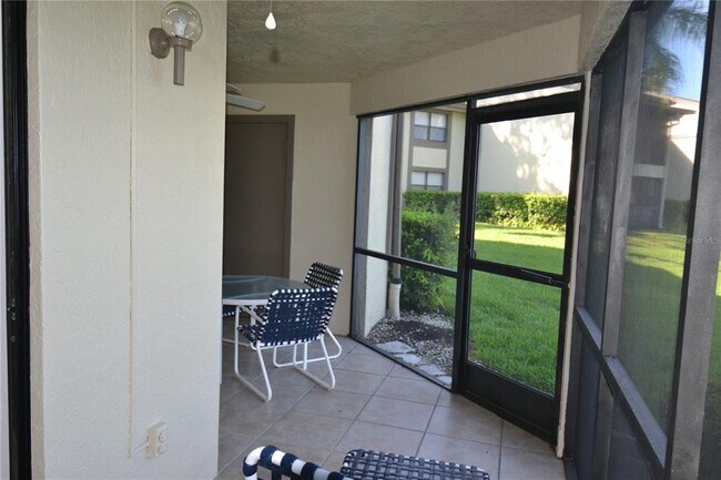 Building Photo - 209 Woodlake Wynde