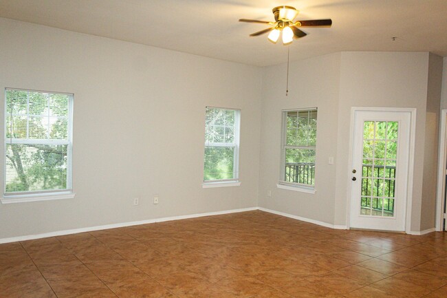 Building Photo - MOVE IN NOW !! Spacious 2bd 2ba on 3rd flo...