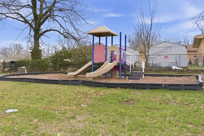 Building Photo - 1447 E Oakwood Ln