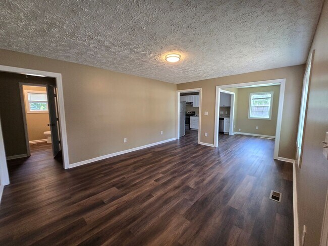 Building Photo - 707 Miller Ave