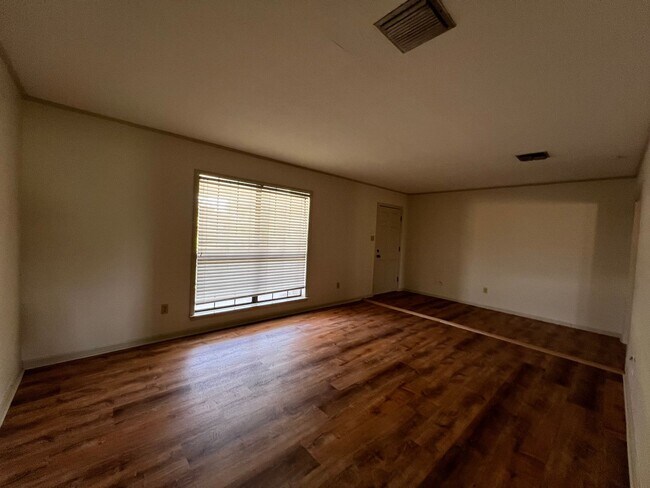 Building Photo - 4 Bedroom, 2 Bathroom, large yard, 2 car c...