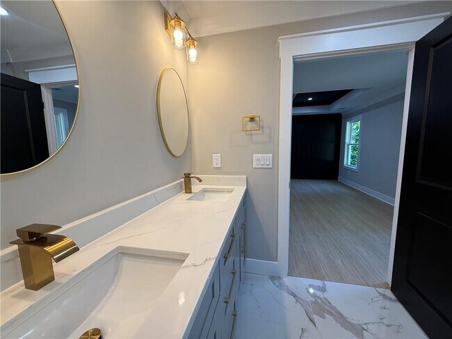 Building Photo - 320 Pine Valley Dr