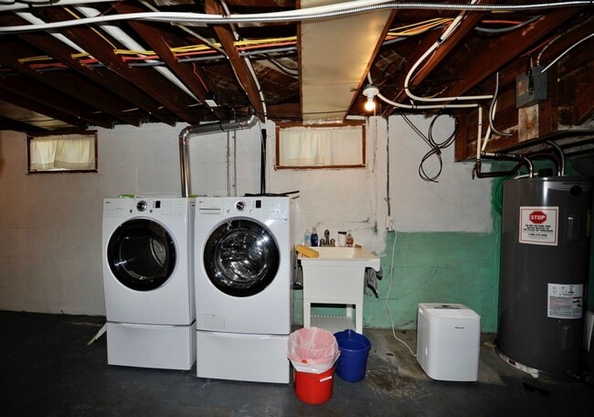 Building Photo - Charming 2 bed 1 bath bungalow with 2nd living room