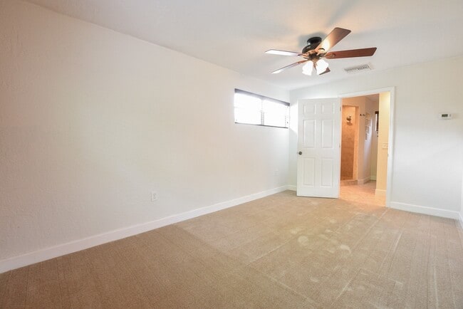 Building Photo - Charming 4/2 Colonial Town North Home with...