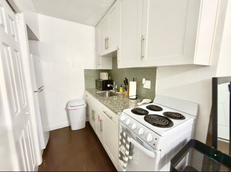 Building Photo - 854 SW 11th Ct