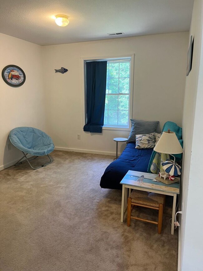 Building Photo - 3 Bedroom/2 Bathroom Furnished Rental Available through March 31, 2027