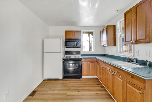 Building Photo - 366 High St