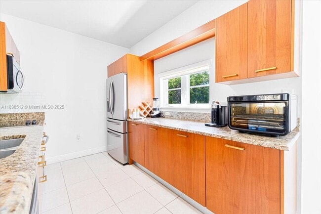 Building Photo - 2802 NE 184th Terrace