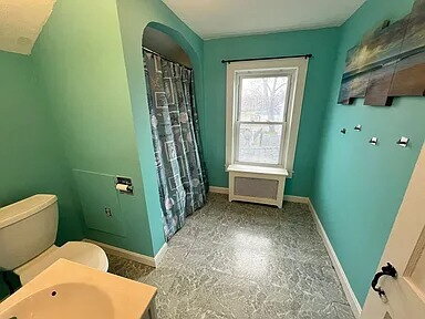 Building Photo - This charming, 2-bedroom single family can be yours to call home. Inside, you'll find a well-desi...