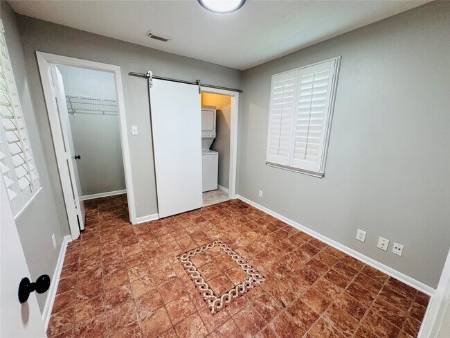 Building Photo - 10702 Deval Dr