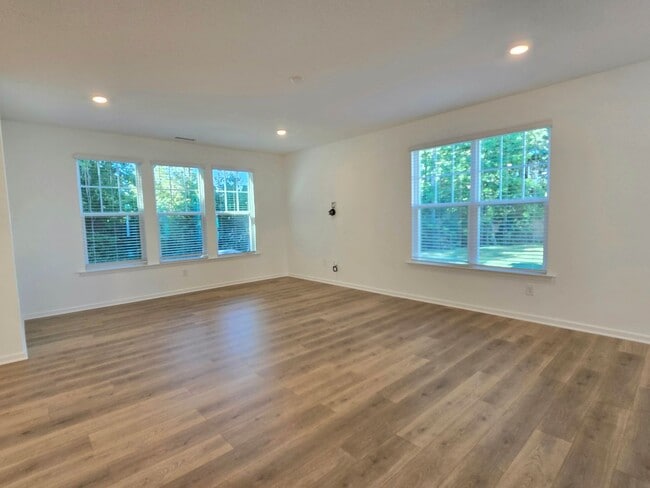 Building Photo - Stunning BRAND NEW 5 Bedroom / 4 Bath Home located in North Ridge