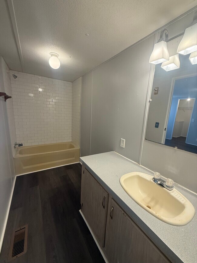 Building Photo - 14136 Little Ranch Rd