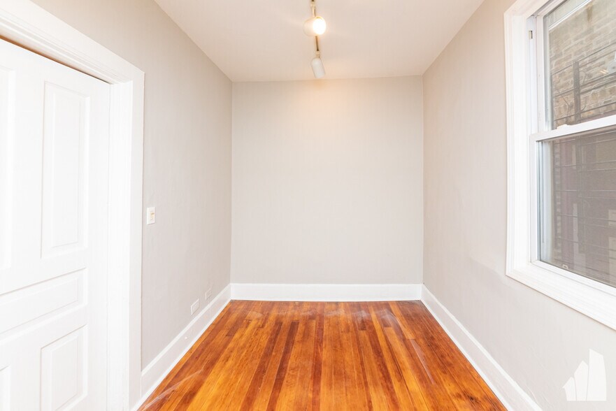 Building Photo - 2334 N Southport Ave