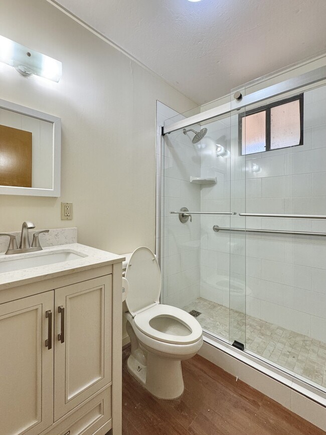 Building Photo - 236 Lono Ave