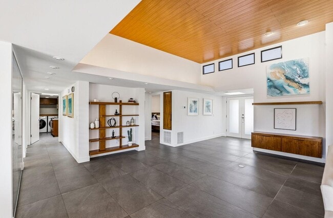 Building Photo - 8101 E Del Timbre Dr