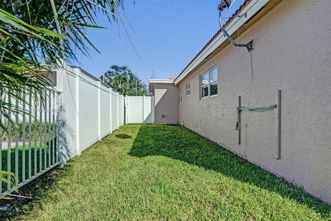 Building Photo - 949 SE 10th Ct