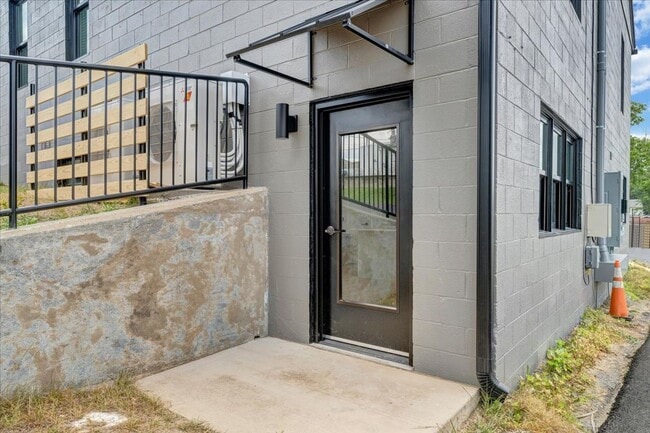 Building Photo - Newly Renovated 2BR Apartment in Vinton - Premium Finishes!