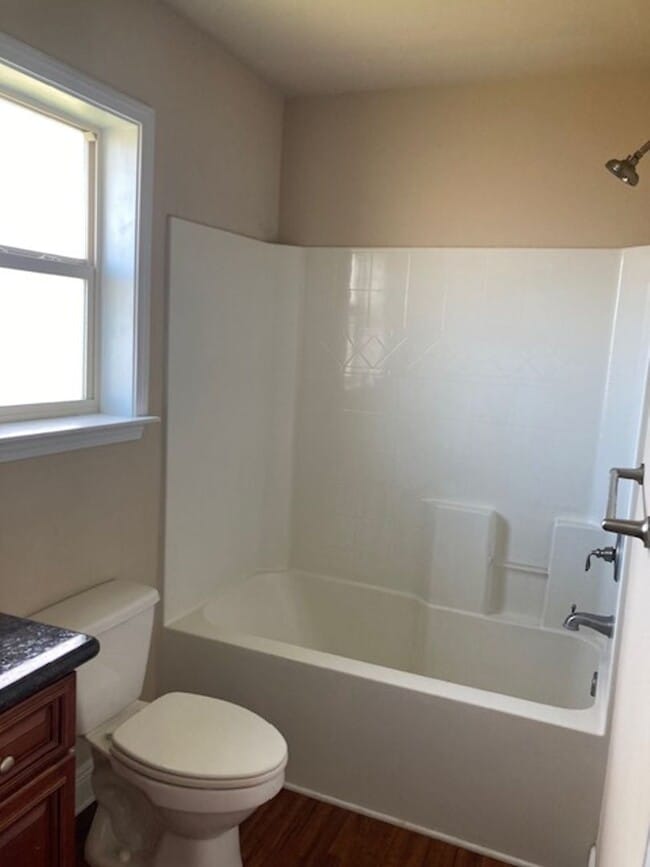 Building Photo - Spacious 4 Bedroom