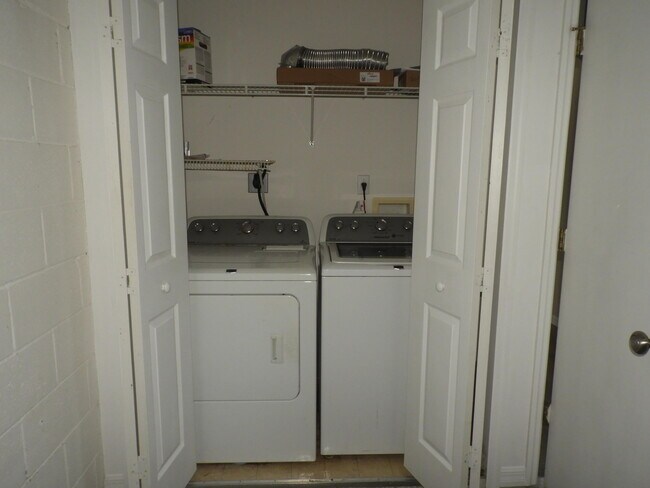 Building Photo - 1520 Vista Lake Cir