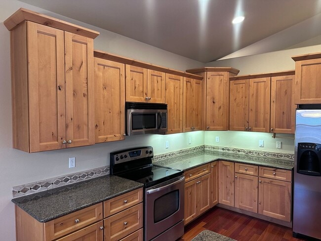 Building Photo - Sign your lease by December 31st and enjoy a $1,000 rent discount applied at move-in!