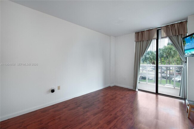 Building Photo - 3731 N Country Club Dr