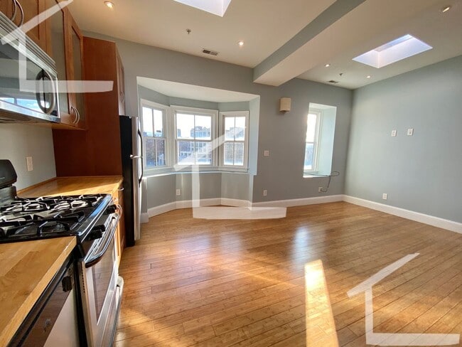 Building Photo - TOP FLOOR 2 BED 2 FLOORS + Private Rooftop Deck!!! Available 9/1/26