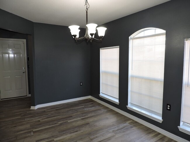 Building Photo - Easy access to Whiting Field & Pensacola!