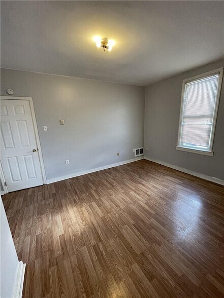 Building Photo - 456 Woodlane Ave