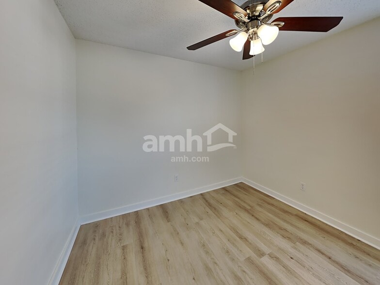 Building Photo - 225 Maple Ct