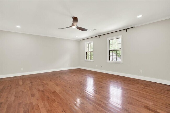 Building Photo - 3270 Brookview Dr