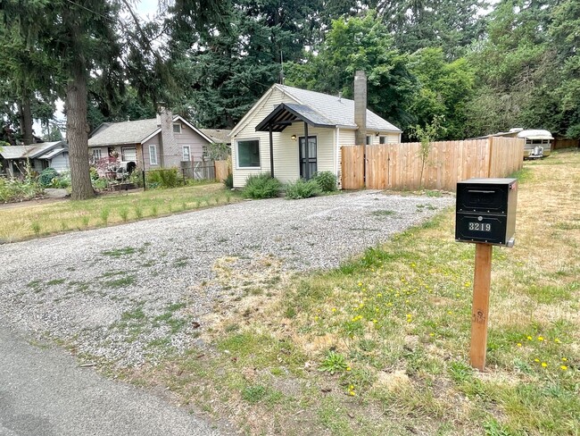 Building Photo - Powellhurst-Gilbert Remodeled Bungalow, Fe...